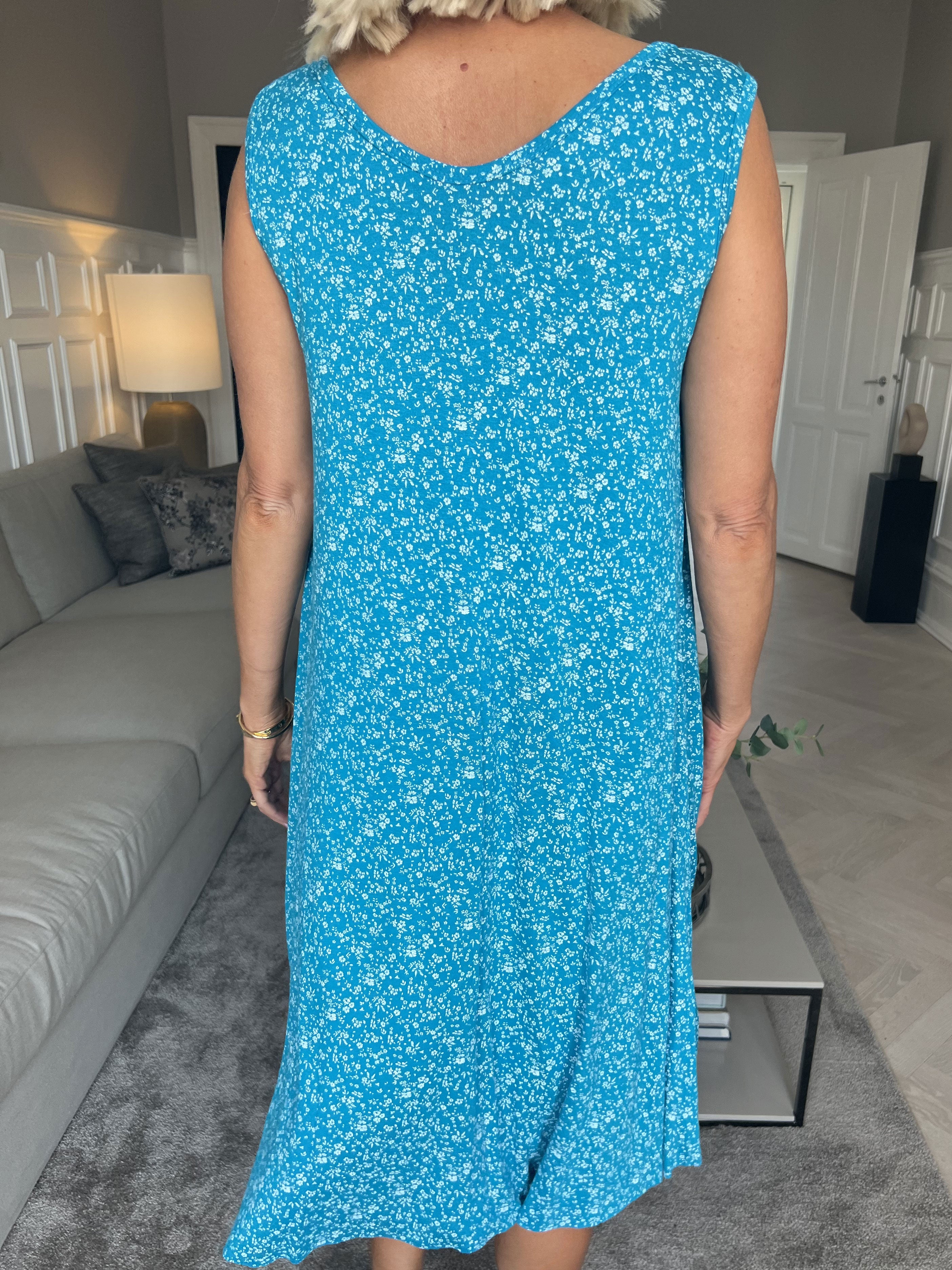 Astrid - Söt sommarklänning i viskos med ett litet blommigt mönster